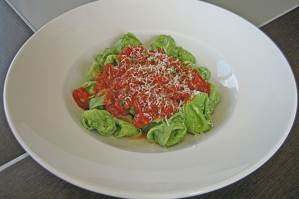 Grüne Käsetortellini mit Tomatensauce