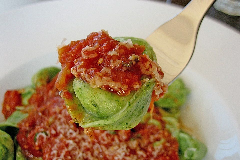 Grüne Käsetortellini mit Tomatensauce