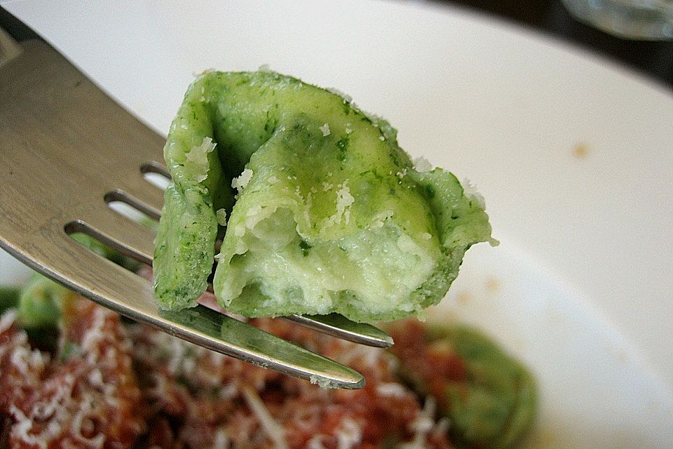 Grüne Käsetortellini mit Tomatensauce