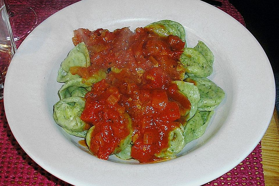 Grüne Käsetortellini mit Tomatensauce