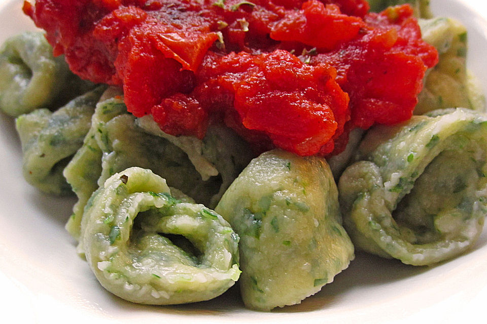 Grüne Käsetortellini mit Tomatensauce