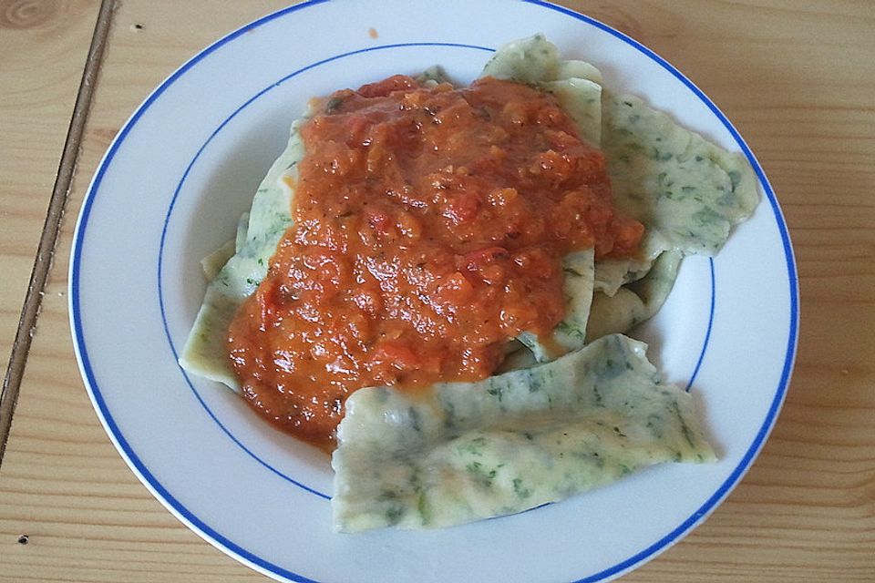 Grüne Käsetortellini mit Tomatensauce