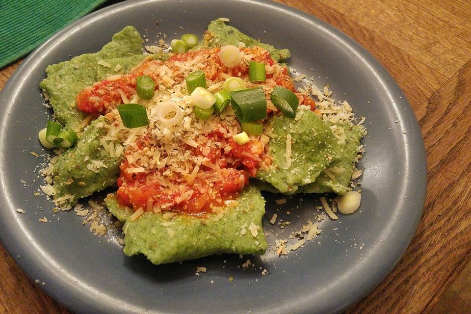 Grüne Käsetortellini mit Tomatensauce