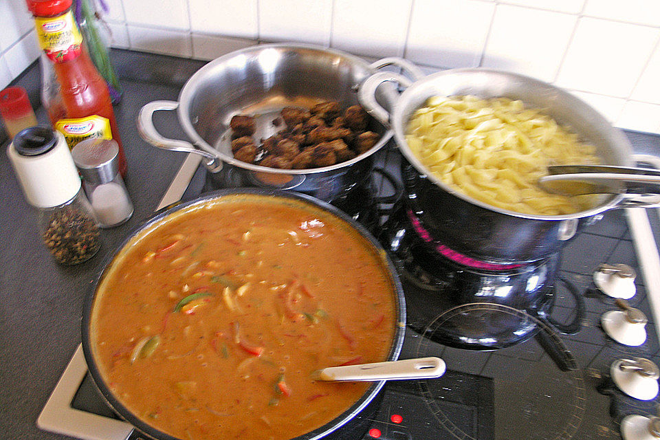 Hackbällchen in Paprikarahmsauce