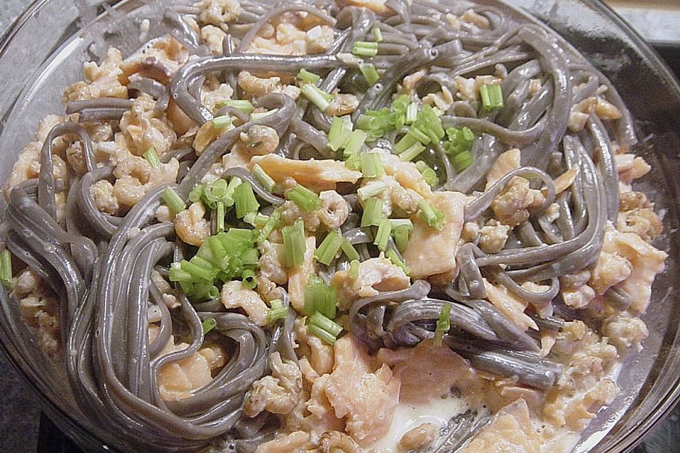 Schwarze Spaghetti mit Lachssauce