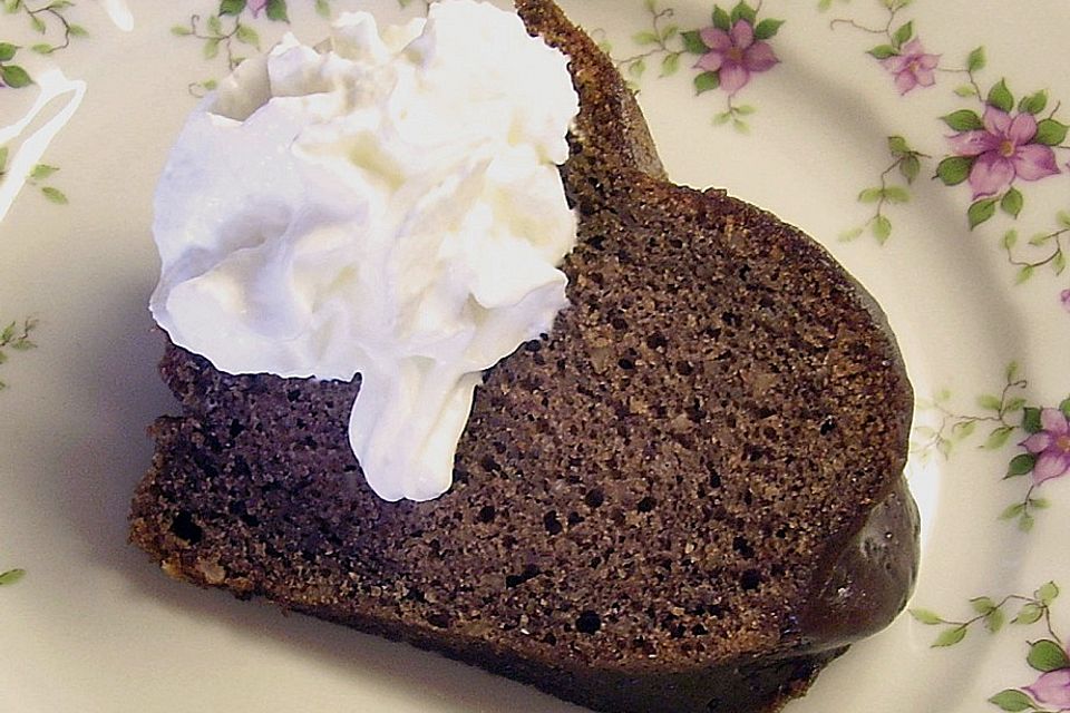 Saftiger Nusskuchen mit Schokolade