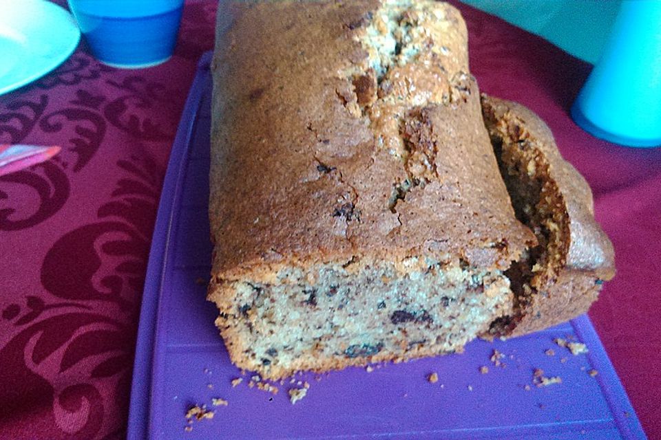 Saftiger Nusskuchen mit Schokolade