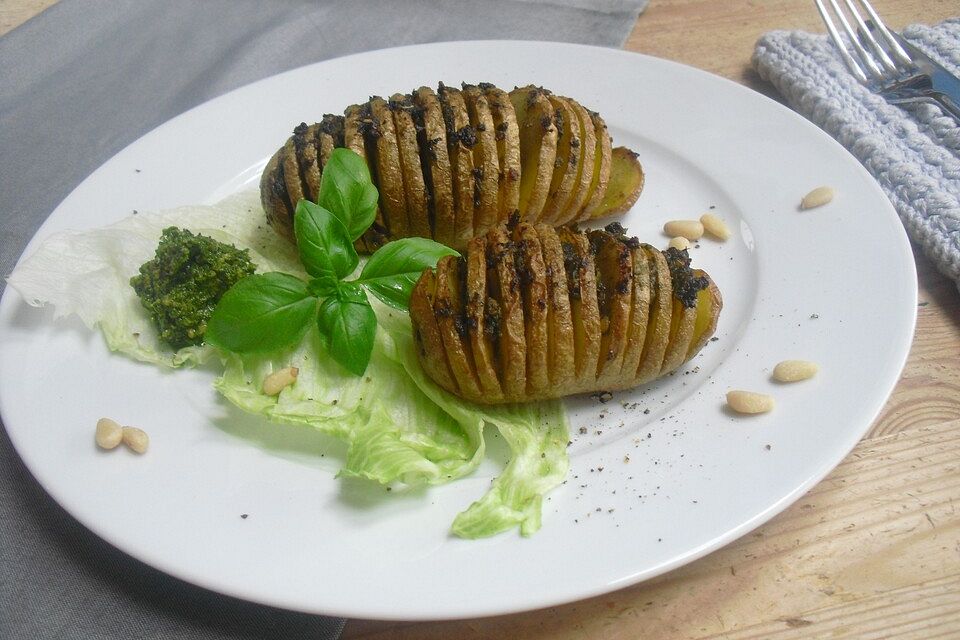 Fächerkartoffeln mit Basilikum - Pesto