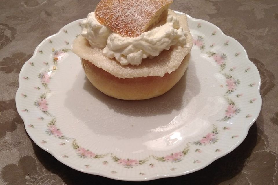 Schwedische Mandel - Sahne - Brötchen