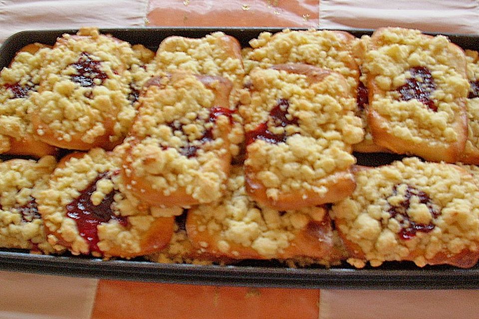 HEART's Kirschstreusel - Hefeteilchen