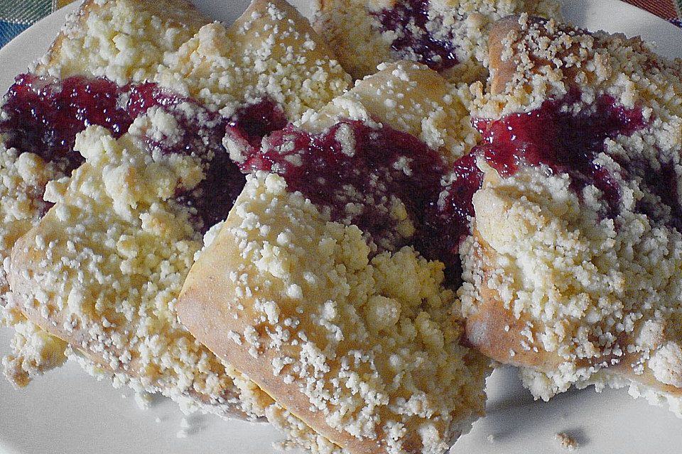 HEART's Kirschstreusel - Hefeteilchen