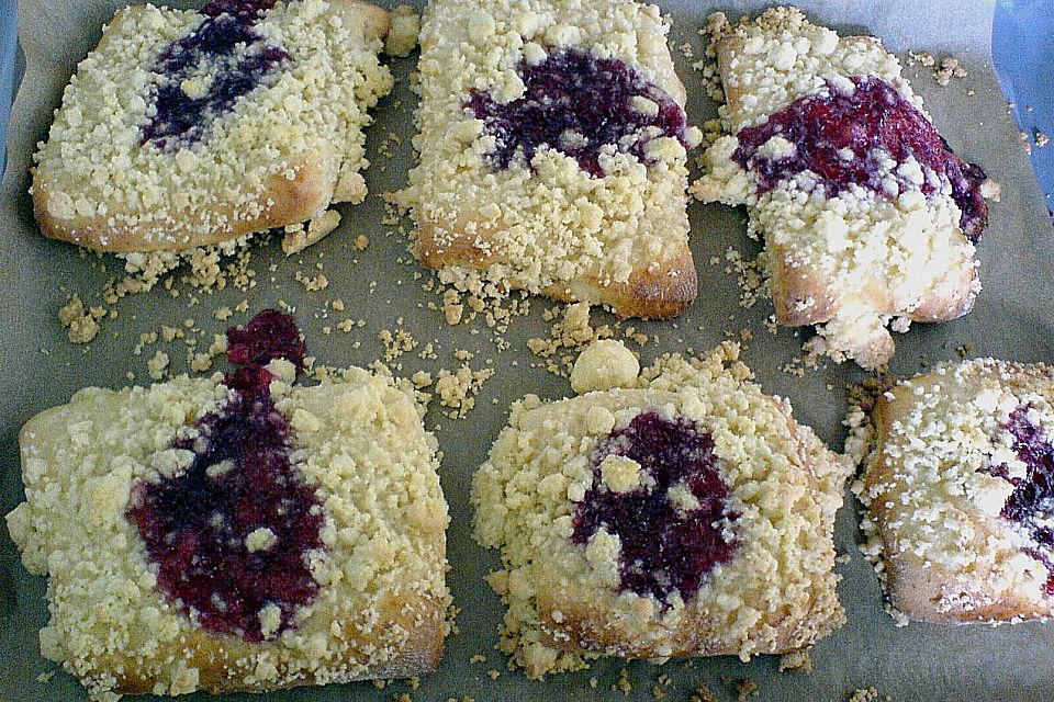 HEART's Kirschstreusel - Hefeteilchen