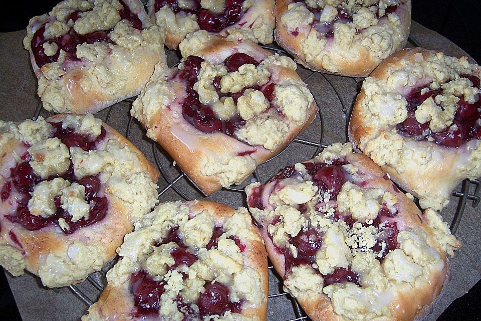 HEART's Kirschstreusel - Hefeteilchen