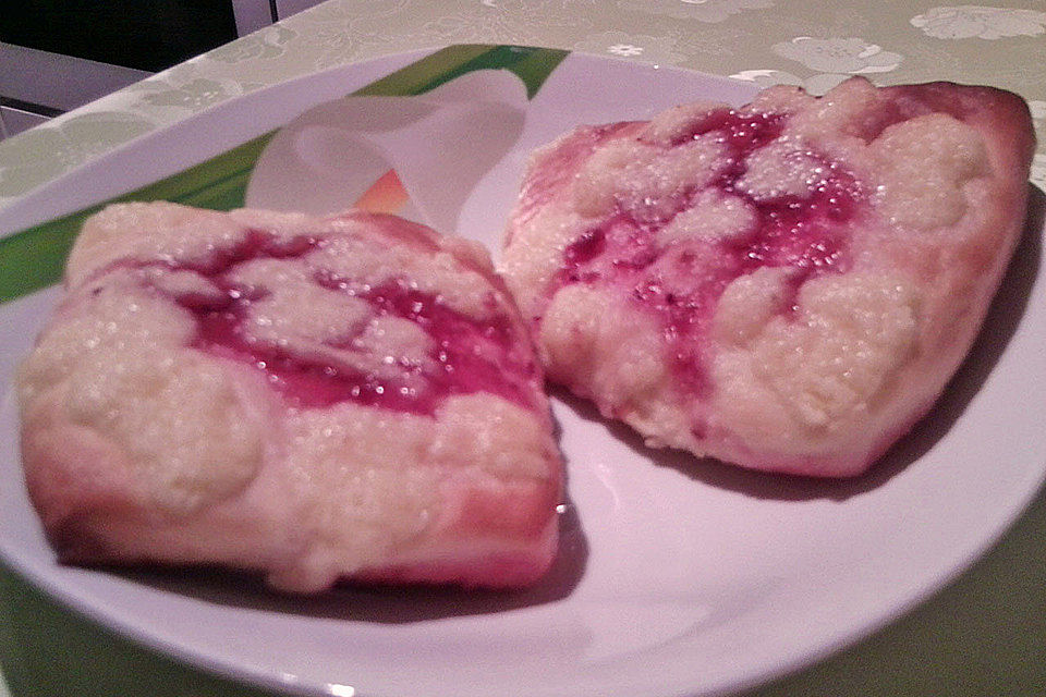 HEART's Kirschstreusel - Hefeteilchen