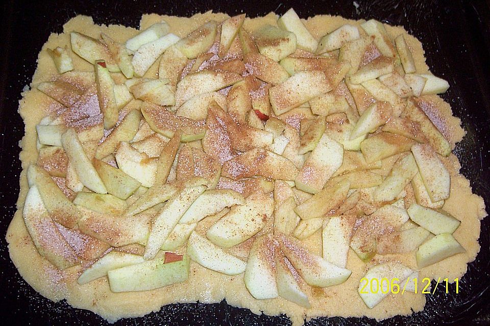 Gedeckter Obstblechkuchen