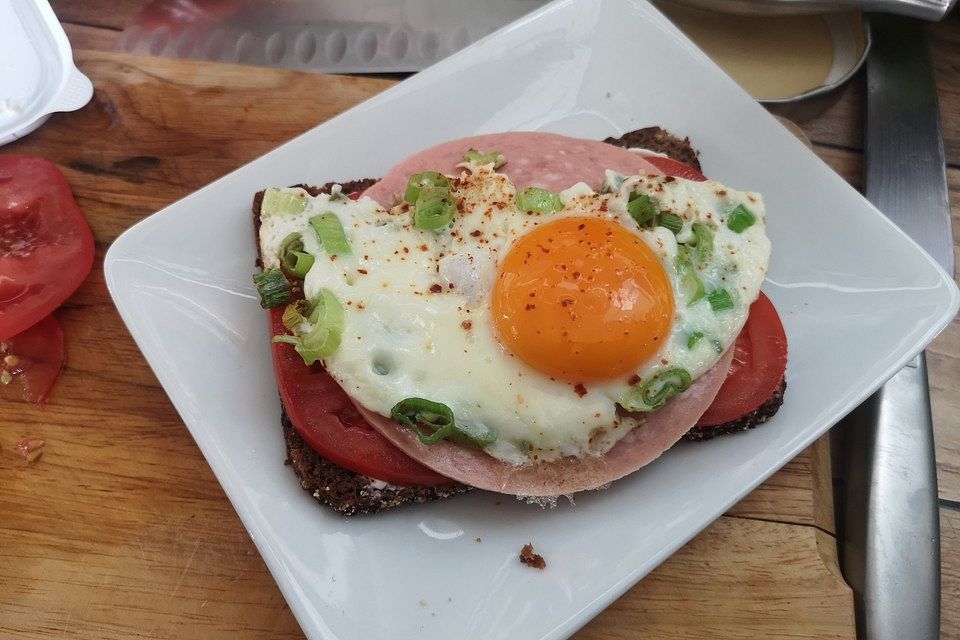 Schinken - Tomatenbrot mit Spiegelei