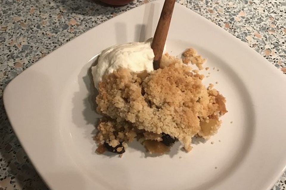 Apfel Crumble mit Vanilleeis