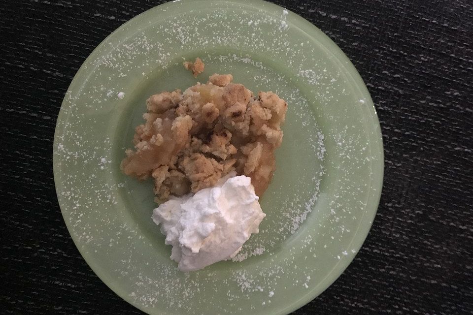 Apfel Crumble mit Vanilleeis