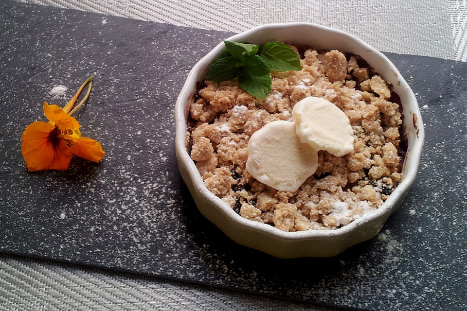 Apfel Crumble mit Vanilleeis