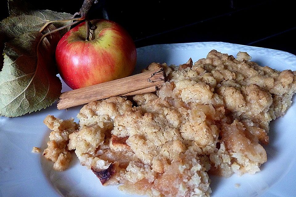 Apfel Crumble mit Vanilleeis