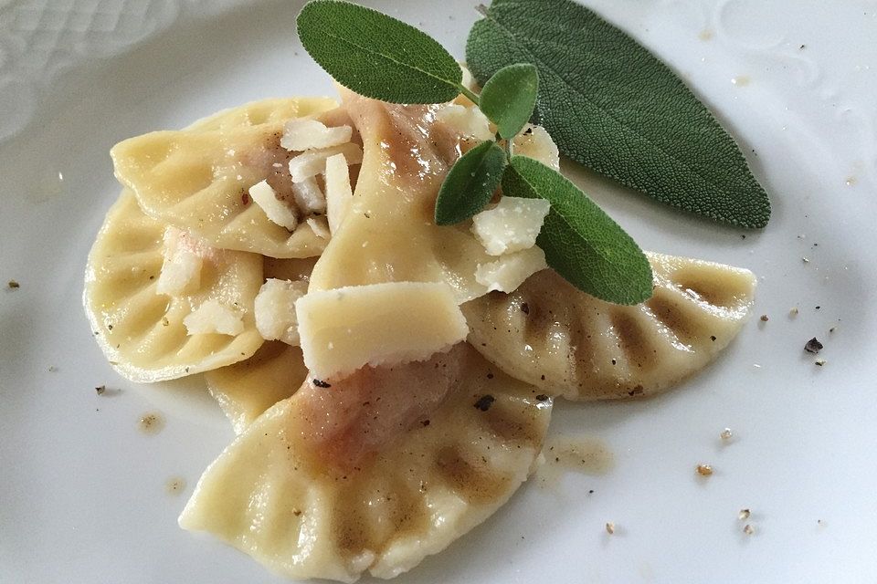 Kürbis-Ravioli mit Salbeibutter