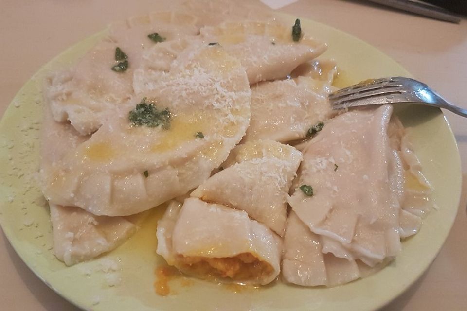 Kürbis-Ravioli mit Salbeibutter