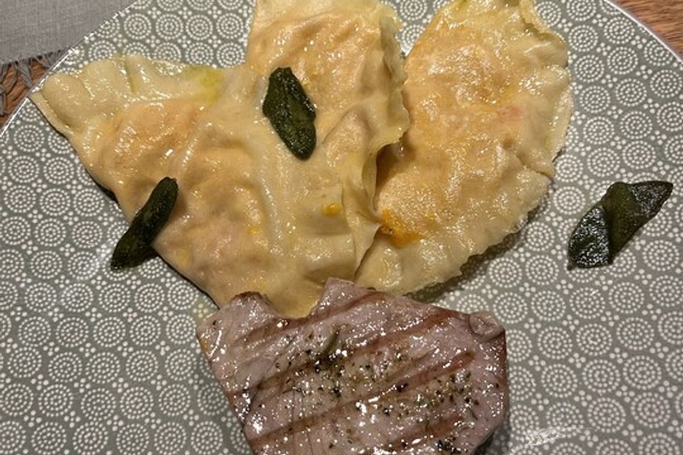 Kürbis-Ravioli mit Salbeibutter