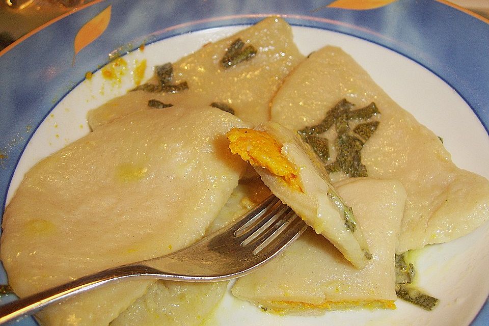 Kürbis-Ravioli mit Salbeibutter