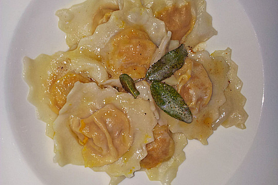 Kürbis-Ravioli mit Salbeibutter