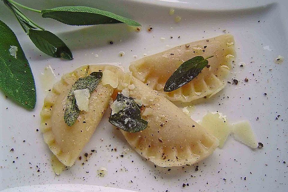 Kürbis-Ravioli mit Salbeibutter