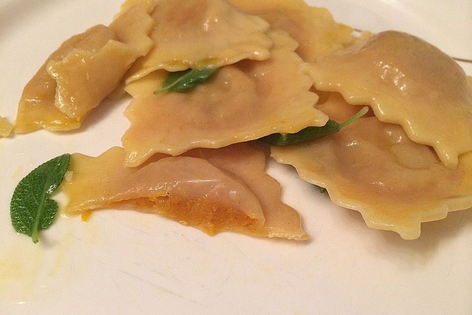 Kürbis-Ravioli mit Salbeibutter