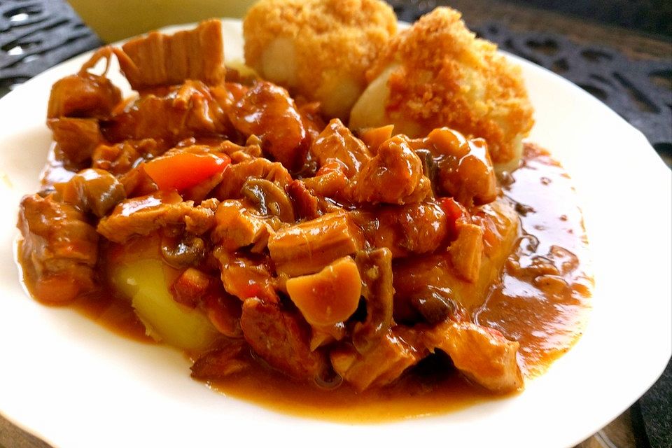 Gemischtes Gulasch mit Pilzen