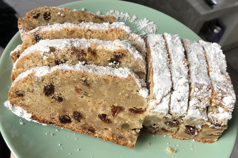 Saftiger Quarkstollen