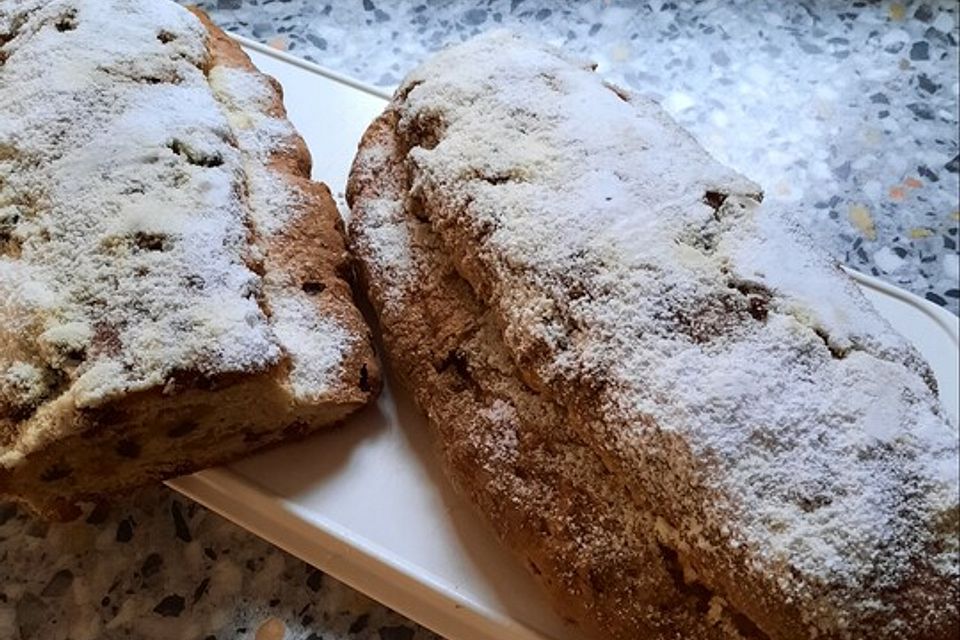 Saftiger Quarkstollen