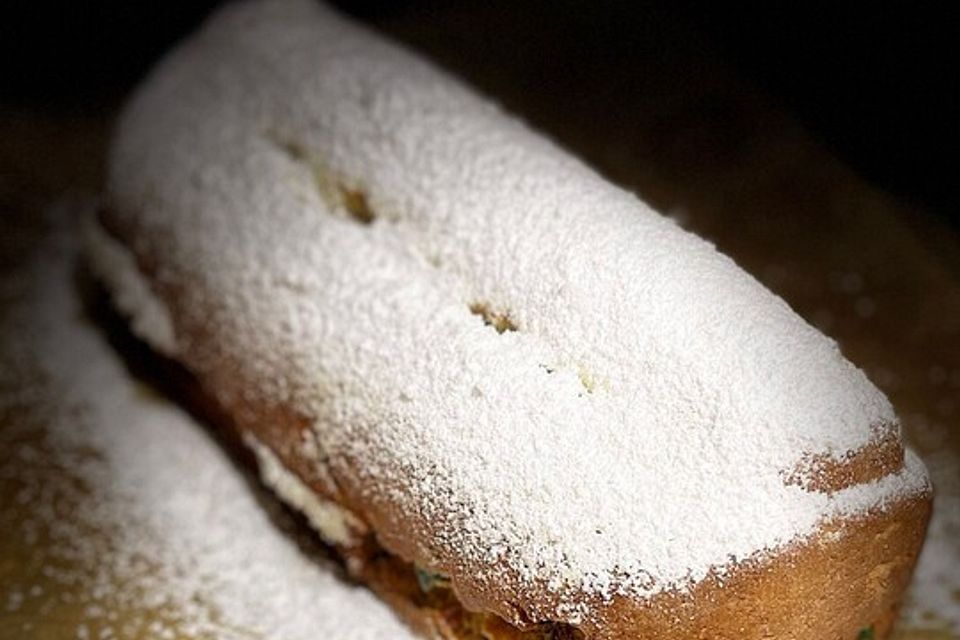 Saftiger Quarkstollen