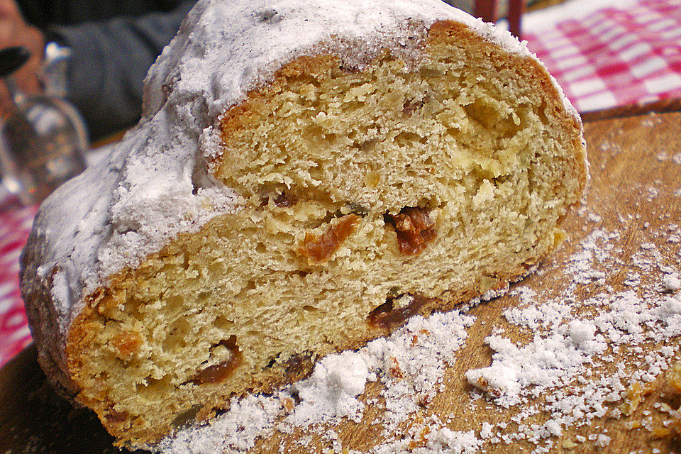 Saftiger Quarkstollen