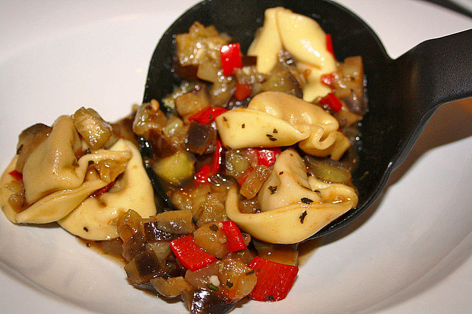 Tortellini mit Auberginensauce