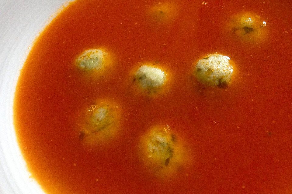 Tomatensuppe mit Basilikumklößchen