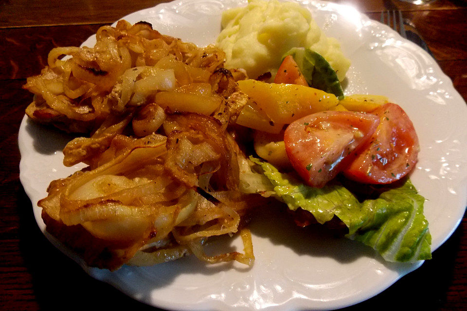 Überbackenes Zwiebelschnitzel mit Balsamico