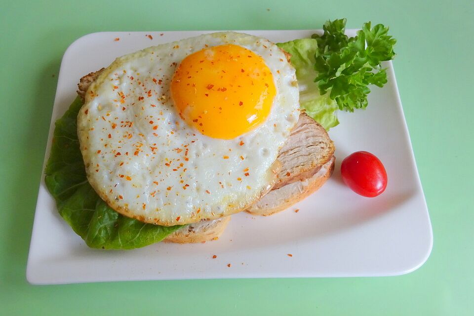 Kalbsbratenbrot mit Spiegelei