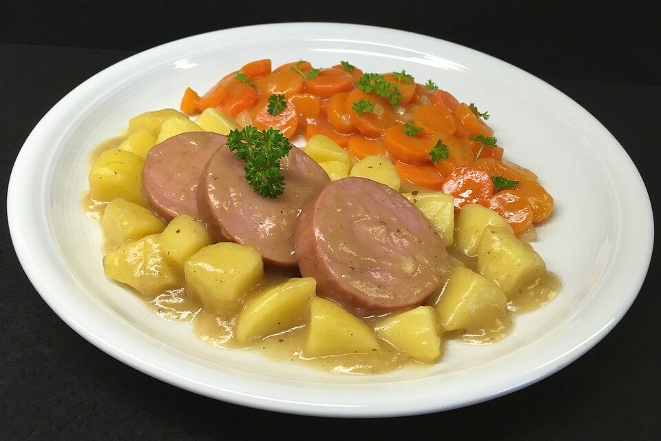 Gedämpfte Kartoffeln mit Fleischwurst