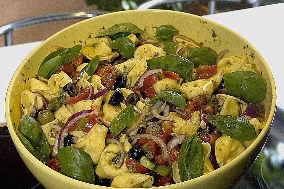 Mediterraner Raviolisalat