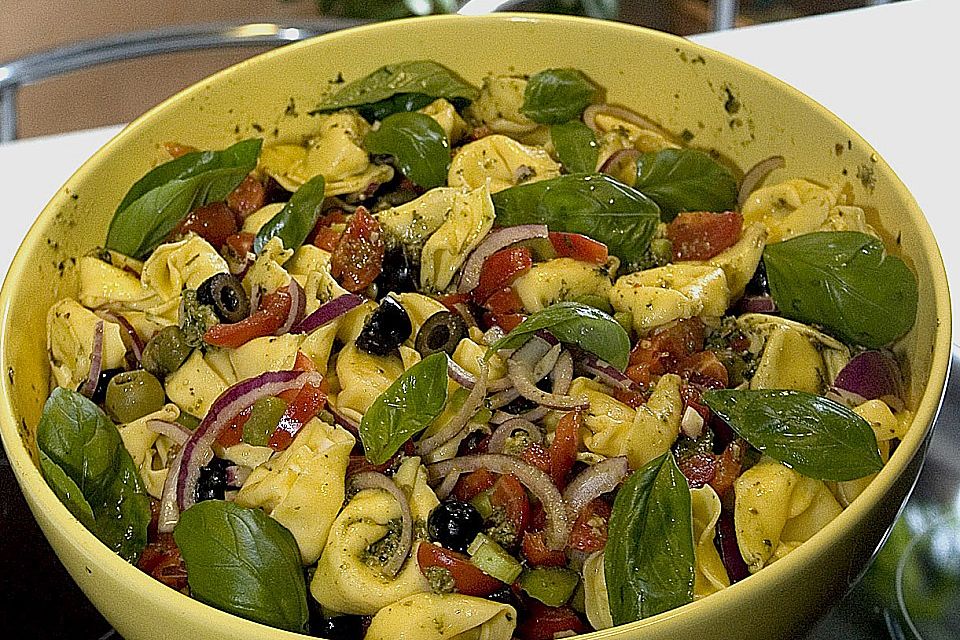 Mediterraner Raviolisalat