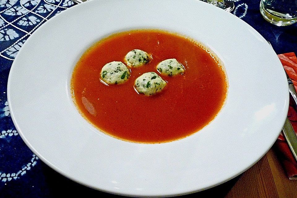 Tomatensuppe mit Mozzarella - Klößchen