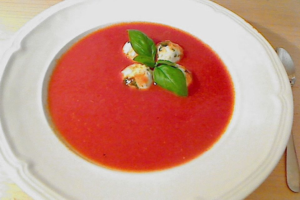 Tomatensuppe mit Mozzarella - Klößchen