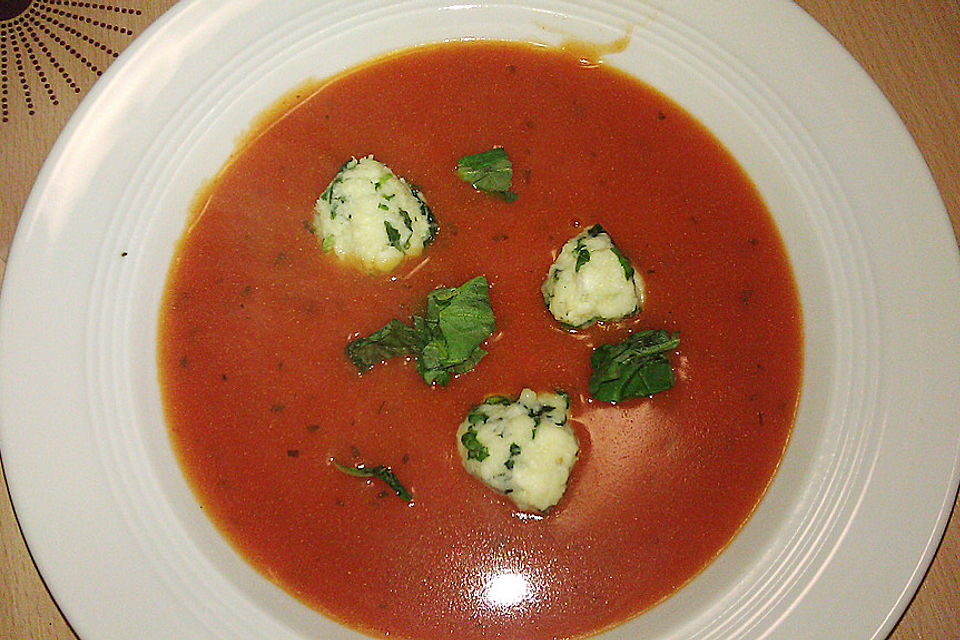 Tomatensuppe mit Mozzarella - Klößchen