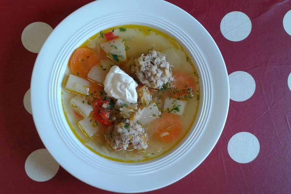 Rumänische Fleischklößchensuppe