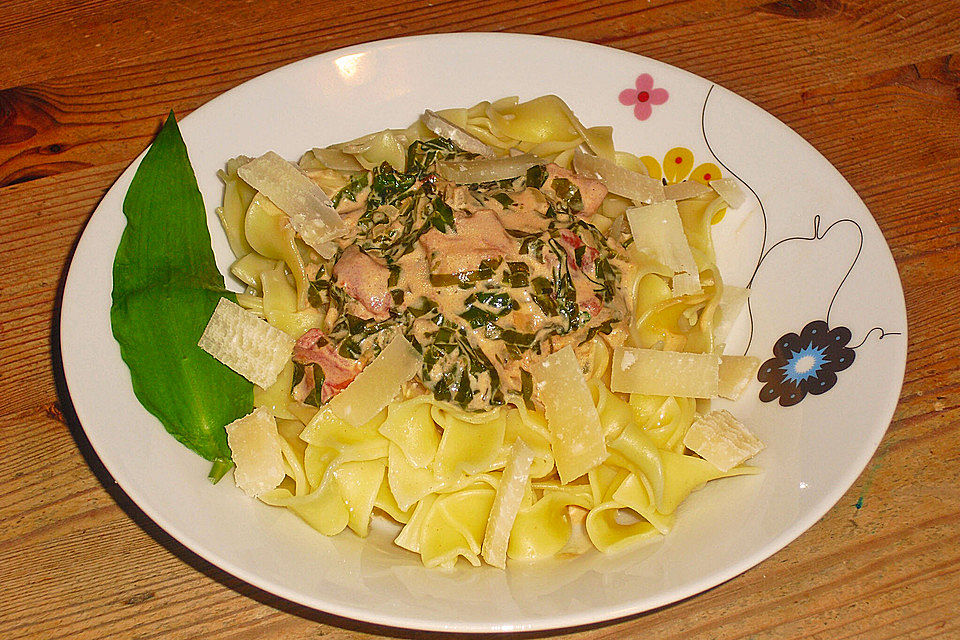 Bandnudeln mit Bärlauch - Tomatensauce