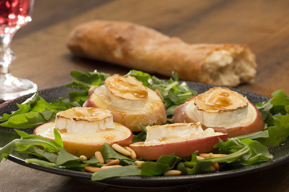 Überbackener Ziegenkäse mit Honigsauce