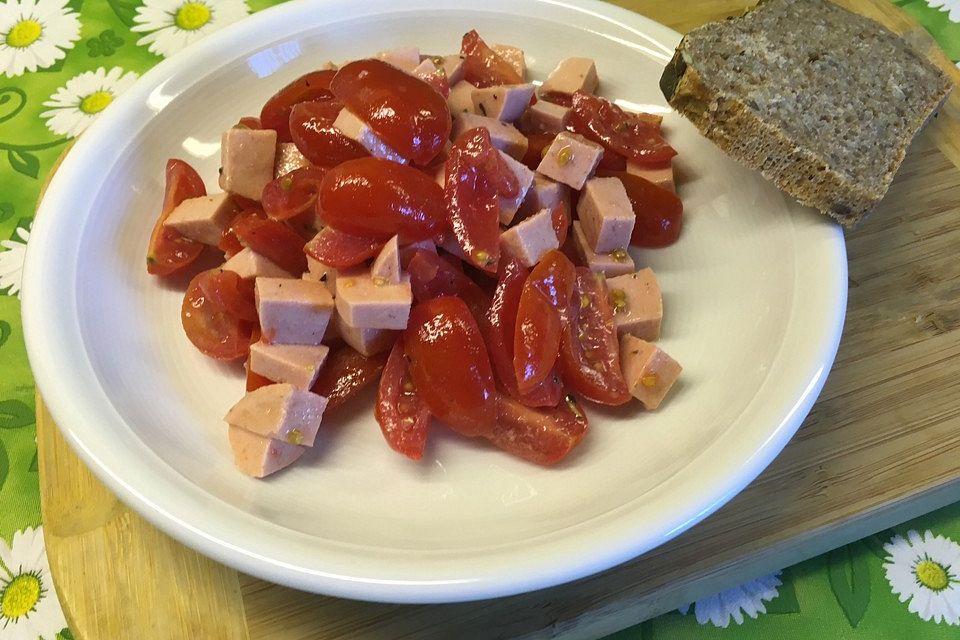 Tomaten - Fleischwurst - Salat